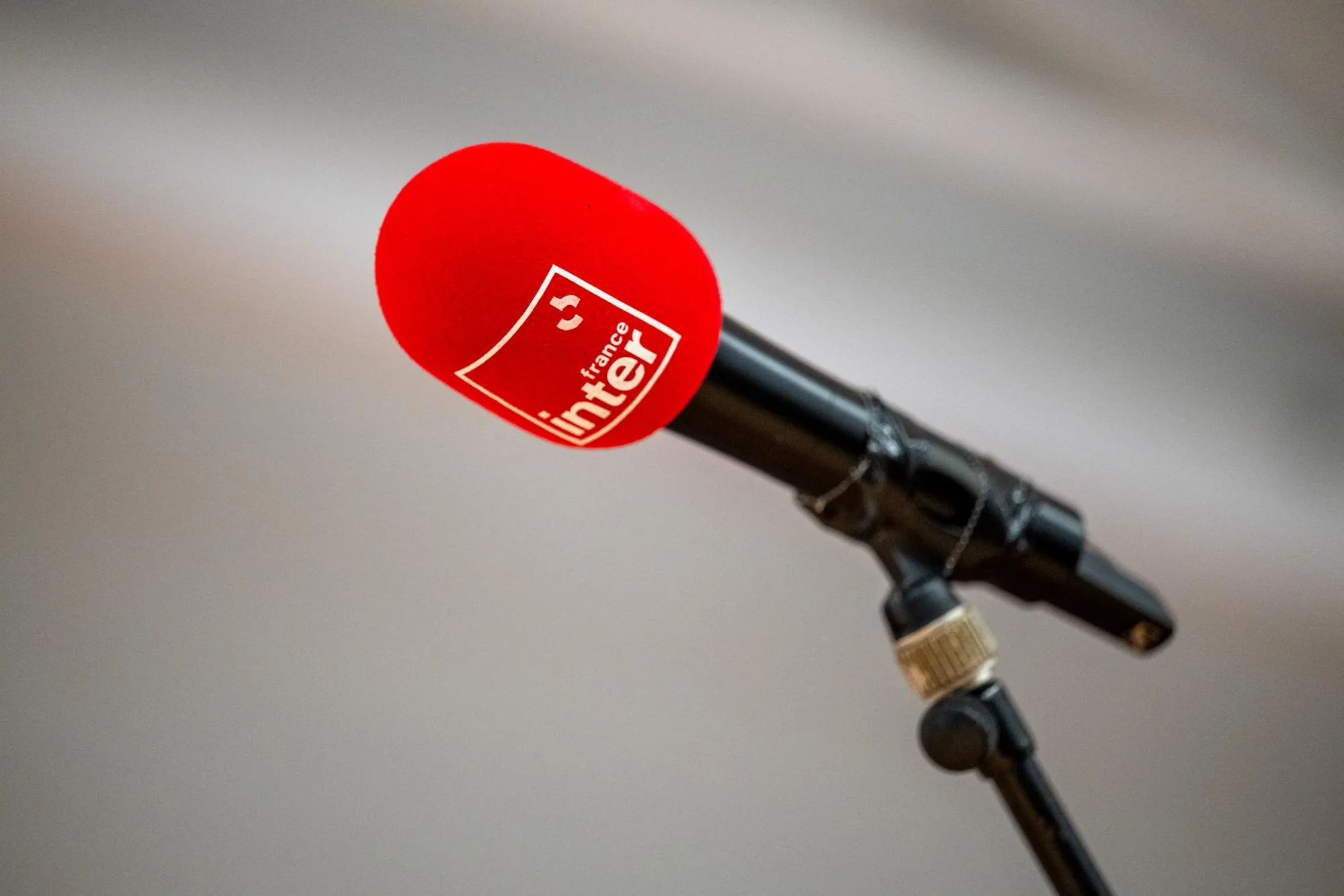 LES SALARIÉS DE RADIO FRANCE REFUSENT L’ARRIVÉE DE CHARLES SAPIN DE « VALEURS ACTUELLES »