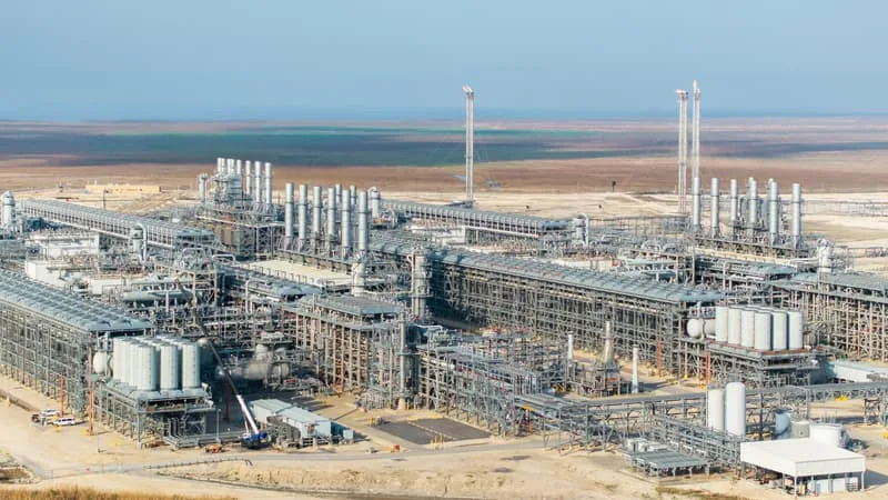 ELLES POURRAIENT POLLUER AUTANT QUE L’ESPAGNE: LES GÉANTS DE LA TECH INSTALLENT LEURS PROPRES CENTRALES À GAZ À CÔTÉ D’UNE SOIXANTAINE DE DATA CENTERS ET DOPENT LE RETOUR AUX ÉNERGIES FOSSILES