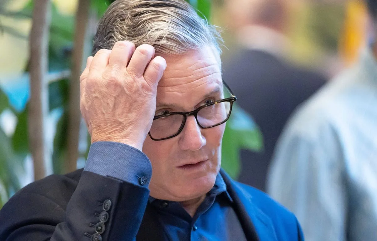 ROYAUME-UNI : PRESSURISÉ, LE PREMIER MINISTRE STARMER « RÉFLÉCHIT AUX RÉALITÉS POLITIQUES »