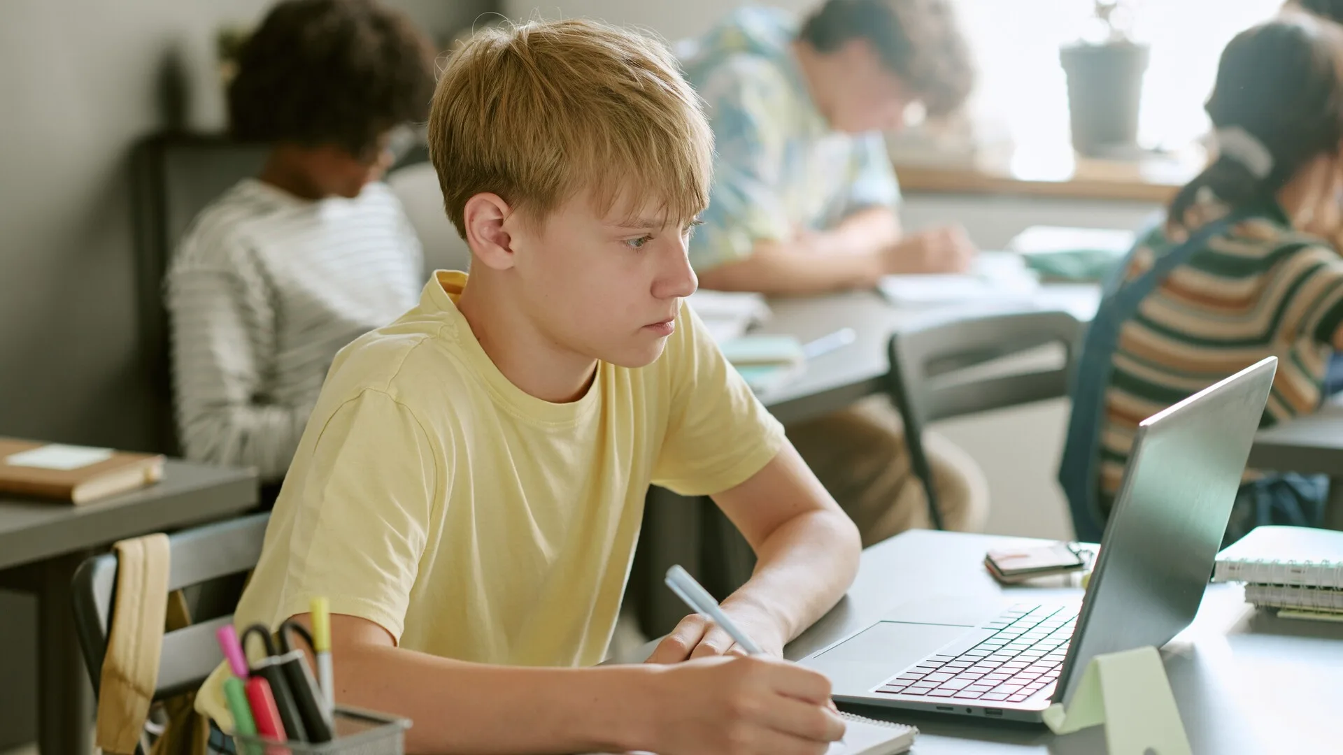 LES AUTORITÉS ALERTENT SUR LES SITES INTERNET QUI PROMETTENT AUX ÉLÈVES DE SAVOIR QUI SERA DANS LEUR CLASSE