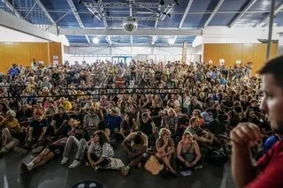 REPORTAGE. « C’EST L’ANNÉE OÙ IL FAUT Y ÊTRE » : LES INSOUMIS FONT LE PLEIN À VALENCE