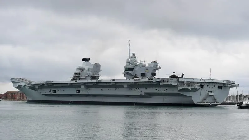 UN AVION RUSSE « PASSE À BASSE ALTITUDE » PRÈS D’UN PORTE-AVIONS BRITANNIQUE, LARGUE DES BOUÉES ACOUSTIQUES AVANT D’ÊTRE ESCORTÉ PAR DES F-35 DE LA ROYAL AIR FORCE