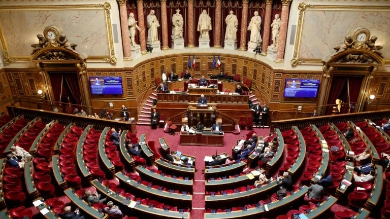 LE RASSEMBLEMENT NATIONAL OBTIENT POUR LA PREMIÈRE FOIS UN POSTE DE VICE-PRÉSIDENT DU SÉNAT AVEC SES ALLIÉS DE L’UDR