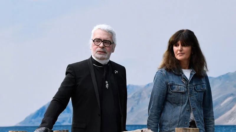 « CE QUI EST DIFFICILE, C’EST DE PASSER APRÈS KARL »: L’ANCIENNE DIRECTRICE ARTISTIQUE DE CHANEL RACONTE SON ÉVINCTION BRUTALE