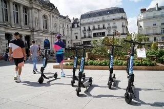 TROUBLES NEUROLOGIQUES, BLESSURES… LES DANGERS QUI POUSSENT À INTERDIRE LES TROTTINETTES ÉLECTRIQUES EN CENTRE-VILLE