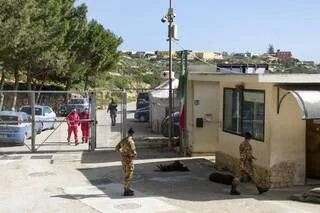 MIGRANTS : VOICI LA LISTE DES 19 PAYS DE L’UE PRÊTS À CRÉER DES « CENTRES DE RETOUR » EN OUZBÉKISTAN OU AU RWANDA