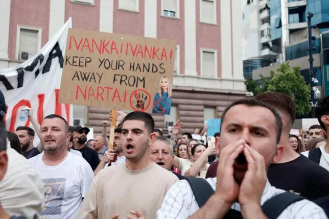 LES ALBANAIS FURIEUX ET DANS LA RUE CONTRE UN COMPLEXE HÔTELIER DE LUXE KUSHNER-TRUMP