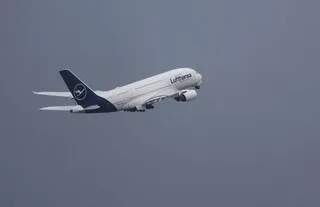 AÉRIEN : UNE BATTERIE EXTERNE PREND FEU À BORD, UN VOL LUFTHANSA DÉROUTÉ VERS LYON