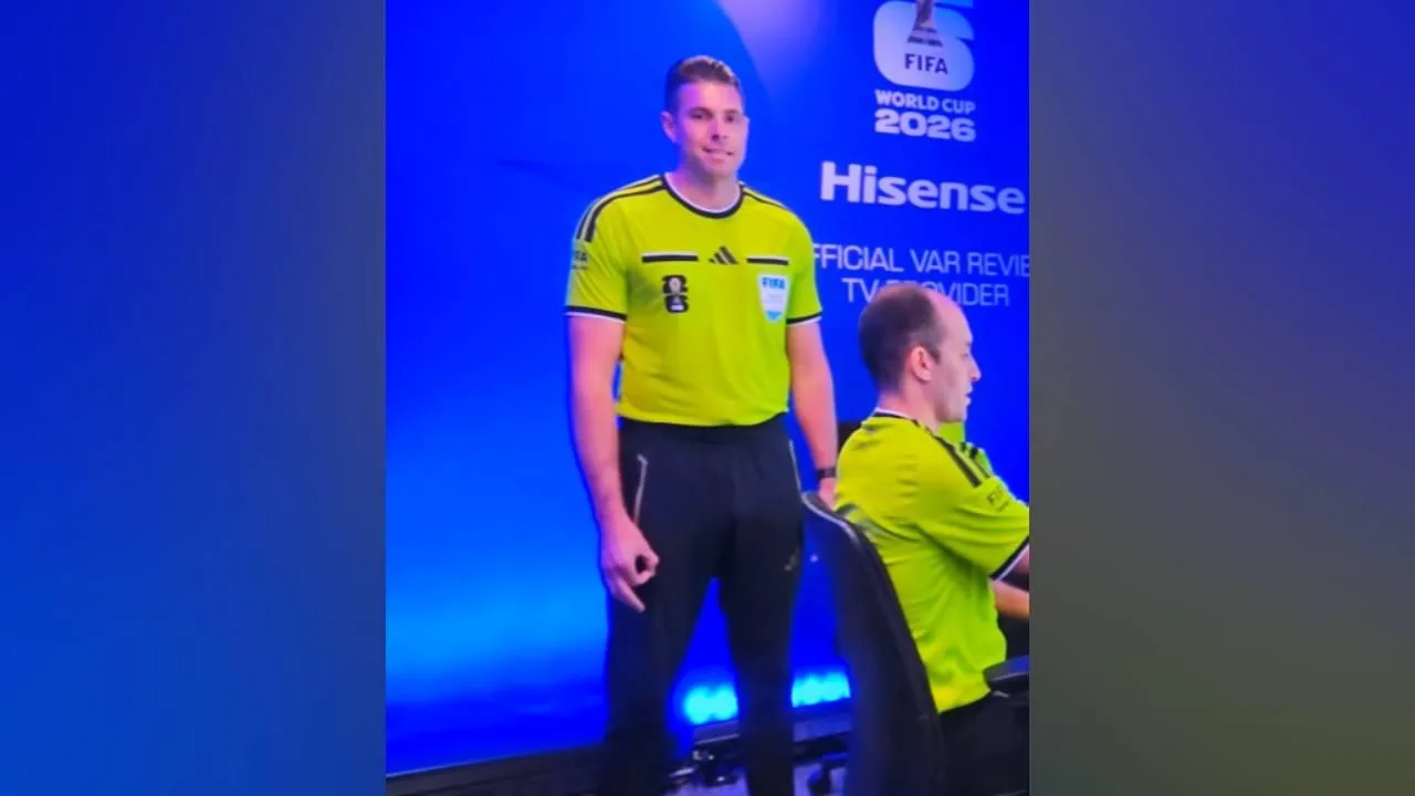 COUPE DU MONDE : L’ARBITRE AUSTRALIEN SHAUN EVANS A-T-IL FAIT UN GESTE SUPRÉMACISTE ? CETTE ONG S’INTERROGE