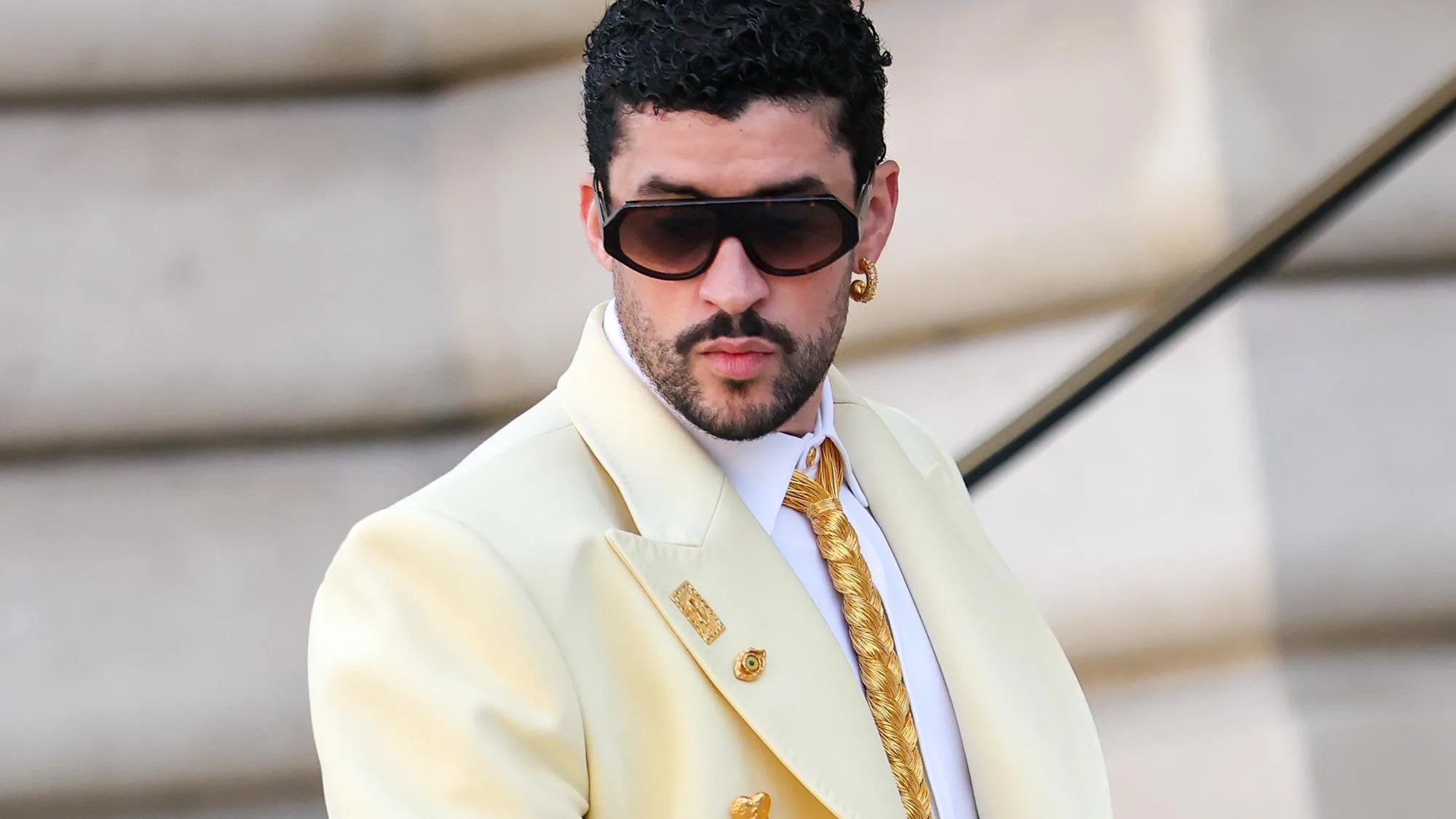 BAD BUNNY OUVRE LA FASHION WEEK AVEC UNE CRAVATE PEU ORDINAIRE, AU LENDEMAIN DE SON DERNIER CONCERT À PARIS