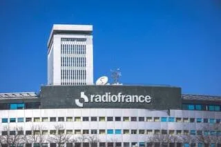 L’ARCOM MET EN DEMEURE « RADIO FRANCE » POUR « SOUS-REPRÉSENTATION » DU RASSEMBLEMENT NATIONAL EN JOURNÉE