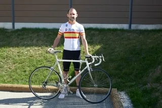 « ON ME REGARDE BIZARREMENT EN COURSE » : IL FAIT REVIVRE UN VÉLO DE CHAMPION DES ANNÉES 1990 QUI DORMAIT DANS UNE CAVE