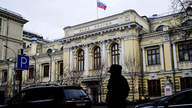 LA PRÉVISION DE CROISSANCE POUR 2026 A ÉTÉ DIVISÉE PAR 3: ALORS QUE L’ÉCONOMIE RUSSE CONTINUE DE RALENTIR, LA BANQUE CENTRALE DE RUSSIE ABAISSE À NOUVEAU SON TAUX DIRECTEUR À 14,25%