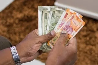 À 82 ANS, IL CONSULTE SON COMPTE POUR RETIRER SA PENSION ET DÉCOUVRE… 68 MILLIONS D’EUROS