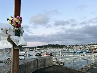 « SA VIE, C’ÉTAIT LA MER, ET C’EST LA MER QUI A PRIS SA VIE » : VIVE ÉMOTION APRÈS LA DISPARITION DE DEUX MARINS BRETONS