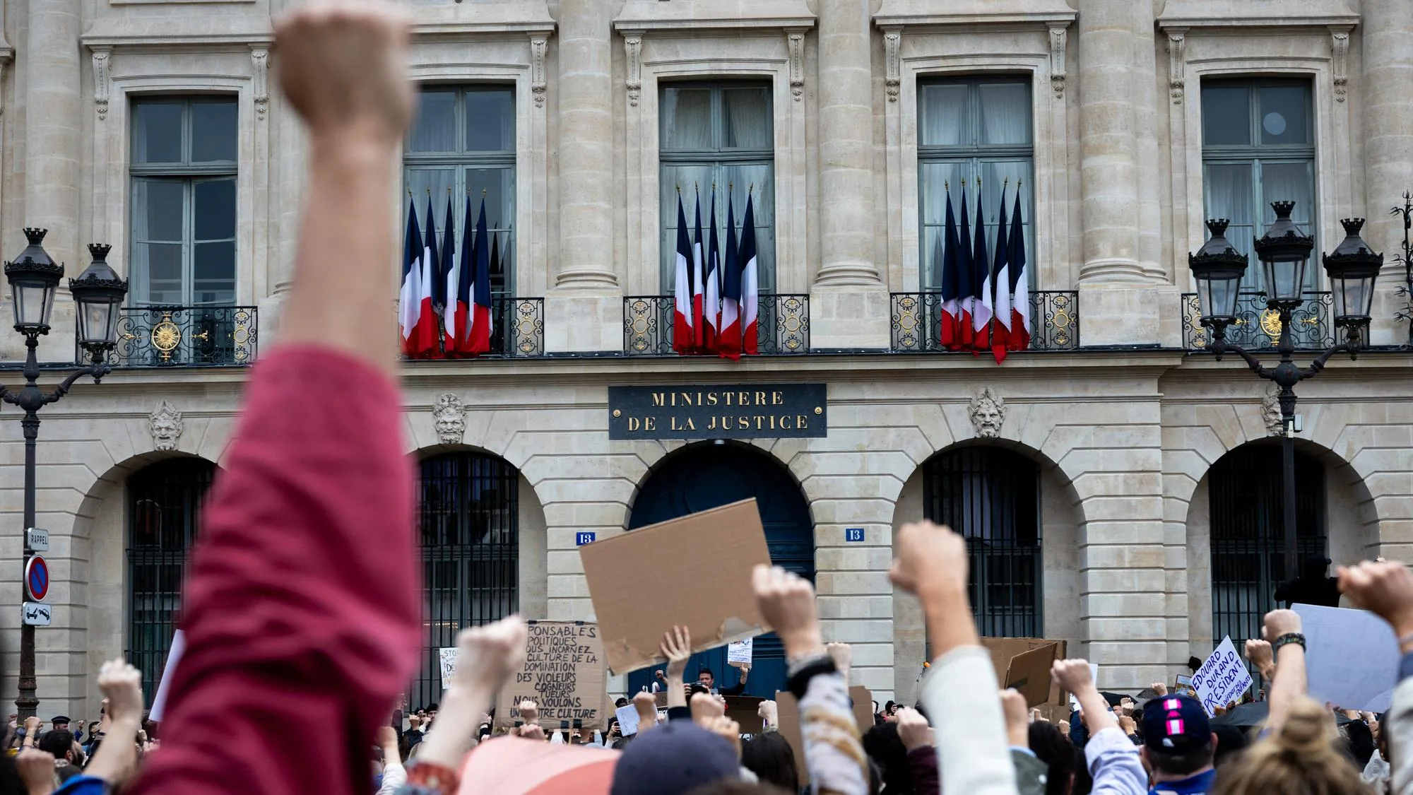 « NOUS NE VOULONS PLUS DE MESURETTE » : APRÈS LE MEURTRE DE LYHANNA, DES MILLIERS DE PERSONNES MANIFESTENT PARTOUT EN FRANCE