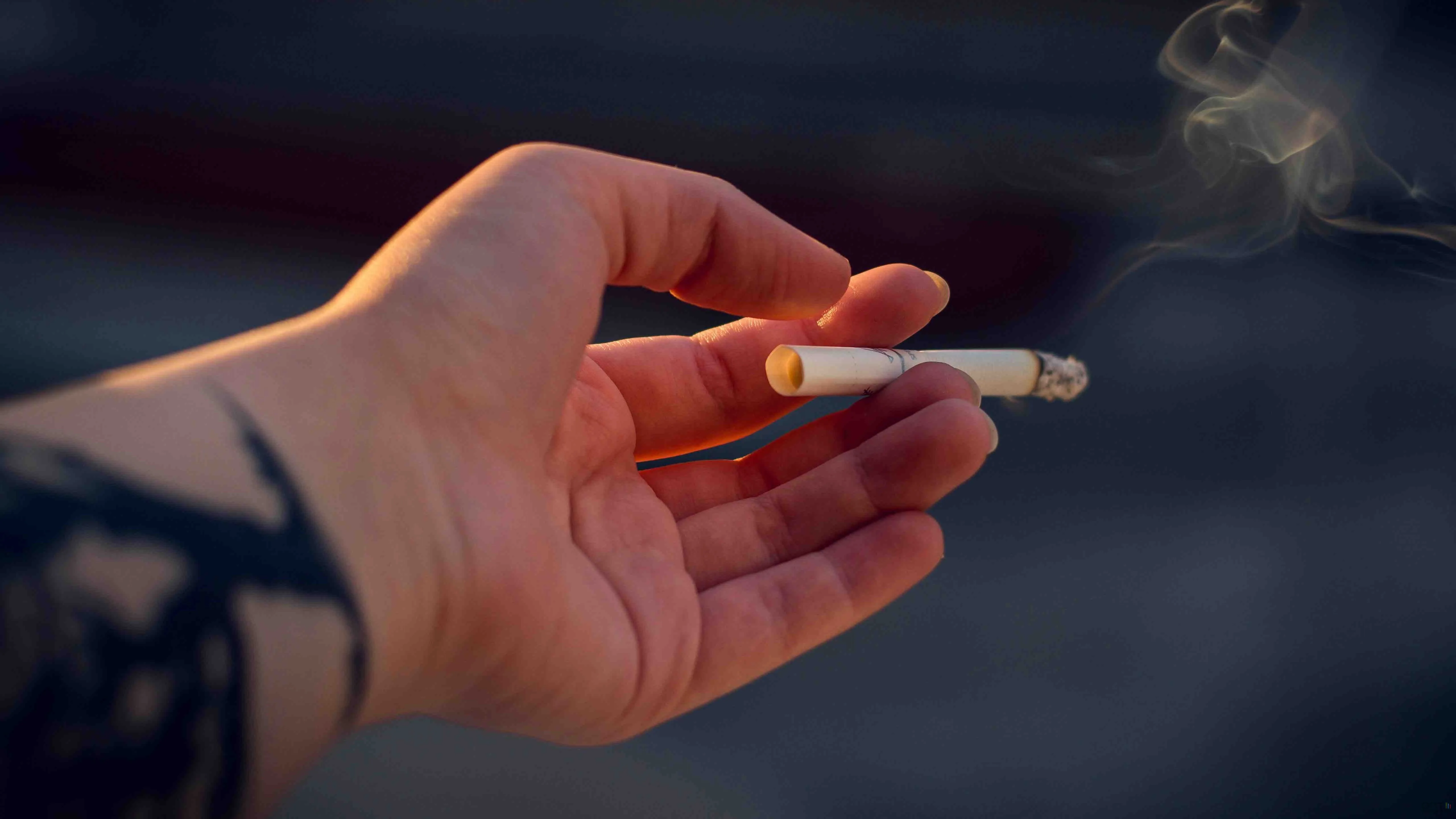 BIENTÔT LA FIN DE LA CIGARETTE POUR LES JEUNES ? LA PROPOSITION RADICALE DE L’ASSURANCE MALADIE