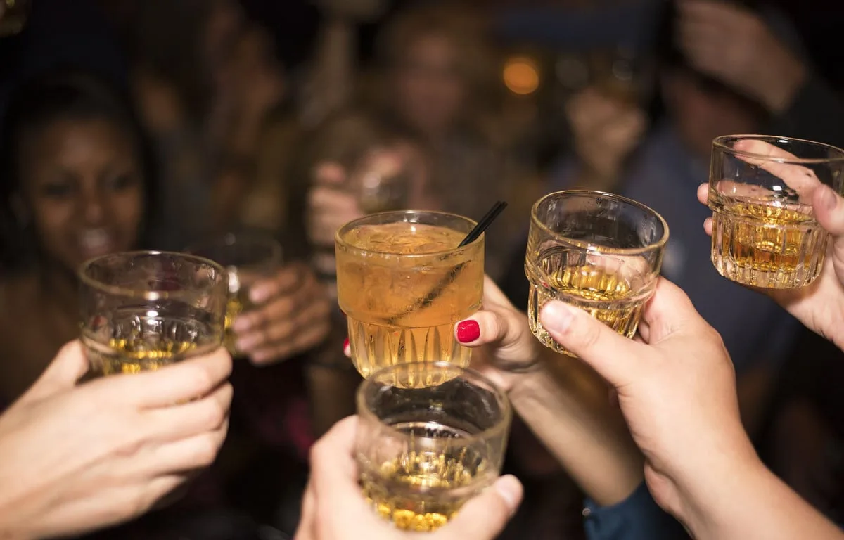 ESPAGNE : EN ARRÊT MALADIE POUR ANXIÉTÉ, IL EST SURPRIS EN TRAIN DE TRAVAILLER DANS UN BAR