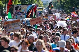 EN IMAGES. MARCHE DES FIERTÉS : DES MILLIERS DE PERSONNES DÉFILENT À PARIS POUR DÉFENDRE LES DROITS DES PERSONNES LGBT +