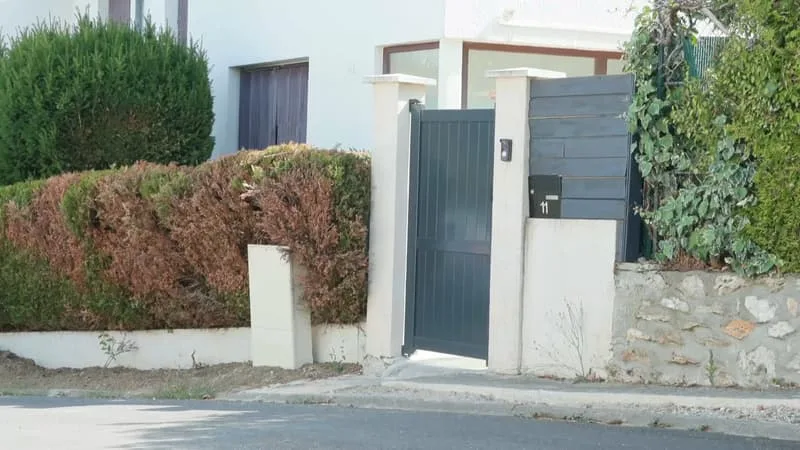 DOUZE ENFANTS DE 4 MOIS À 7 ANS RETROUVÉS DANS UNE VOITURE, DEUX ASSISTANTES MATERNELLES ACCUSÉES DE TENIR UNE CRÈCHE ILLÉGALE DANS L’ESSONNE