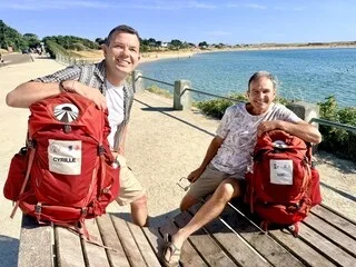 EN BRETAGNE, DEUX ANCIENS CANDIDATS DE PÉKIN EXPRESS ONT PRIS LE DÉPART D’UNE RANDONNÉE DE 250 KM POUR ÉPILEPSIE FRANCE