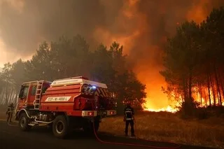 INCENDIES : 4 800 HECTARES BRÛLÉS ET 20 000 ÉVACUÉS EN GIRONDE, 1 200 HECTARES DÉTRUITS ET 5 000 ÉVACUÉS DANS LES LANDES