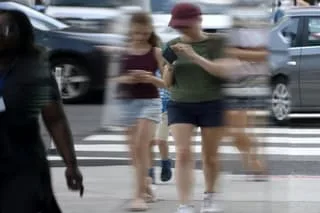 EN ITALIE, LES PIÉTONS POURRAIENT ÊTRE PUNIS DE 75 € D’AMENDE S’ILS TRAVERSENT LA ROUTE EN REGARDANT LEUR TÉLÉPHONE