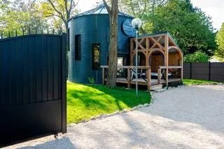 « J’AI ÉTÉ SURPRIS DE GAGNER » : IL DÉCOUVRE QUE SON HÉBERGEMENT A ÉTÉ ÉLU « GÎTE DE FRANCE » LE PLUS ATYPIQUE