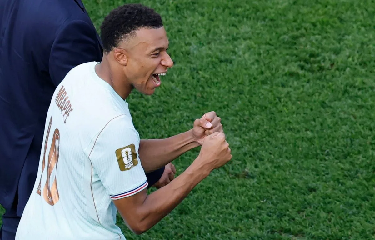 EN DIRECT COUPE DU MONDE 2026 : « LA FRANCE, C’EST QUELQUE CHOSE », LA PRESSE ÉTRANGÈRE IMPRESSIONNÉE PAR LES BLEUS… SUIVEZ LA JOURNÉE AVEC NOUS…