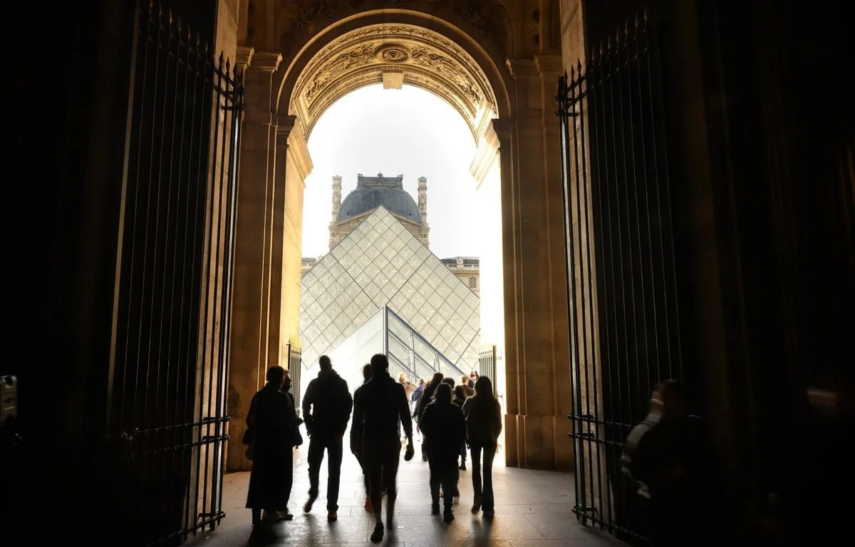 PEINTURES VOLÉES, OBJETS CONTREFAITS… QUI SONT LES ENQUÊTEURS QUI RECHERCHENT LES ŒUVRES D’ART COMME CELLES DU LOUVRE ?