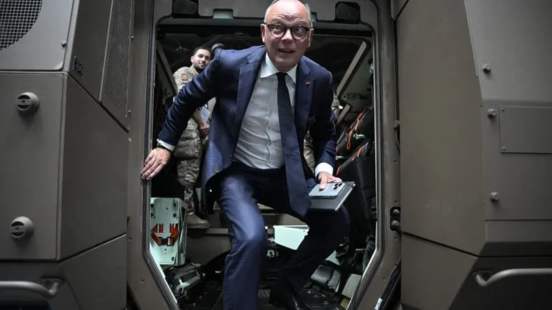 « MASSIFIER » LA PRODUCTION DE MUNITIONS, MULTIPLIER PAR 5 LE NOMBRE DE RÉSERVISTES POUR PHILIPPE, ARRÊTER D’ACHETER AMÉRICAIN POUR ATTAL… LES CANDIDATS DU CENTRE DÉVOILENT LEURS AMBITIONS POUR LA DÉFENSE AU SALON DE L’ARMEMENT EUROSATORY