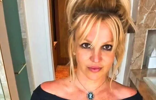 BRITNEY SPEARS S’EST FAIT RELOOKER PAR LE COIFFEUR DES STARS