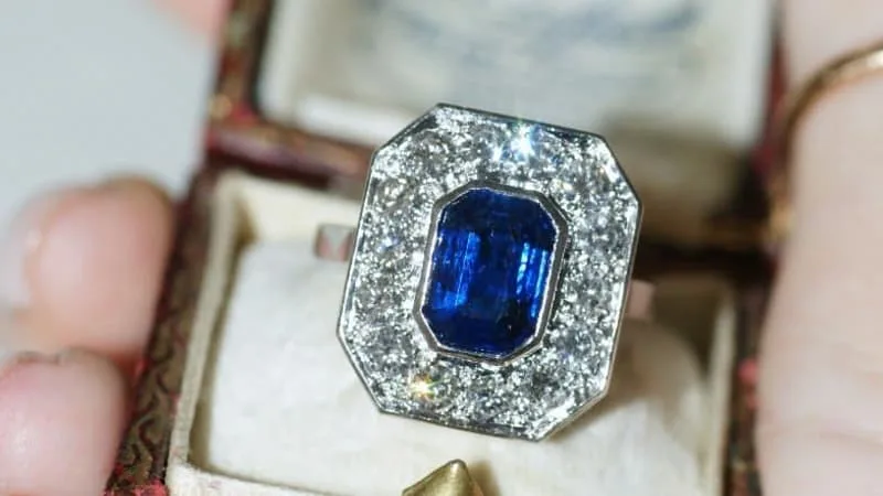 « IL FAUT POSSÉDER CE QUE PERSONNE D’AUTRE N’A ET NE PEUT TROUVER »: EN HAUSSE DE 1.400% SUR PINTEREST, LES BIJOUX VINTAGE SÉDUISENT UNE JEUNE GÉNÉRATION QUI PRÉFÈRE UNE BAGUE PATINÉE MAIS CHARGÉE D’HISTOIRE À UN BIJOU NEUF ET RUTILANT