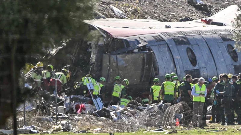 « CES HEURES D’ATTENTE NOUS TUENT »: L’ANGOISSE DES PROCHES DES DISPARUS APRÈS LA CATASTROPHE FERROVIAIRE EN ESPAGNE