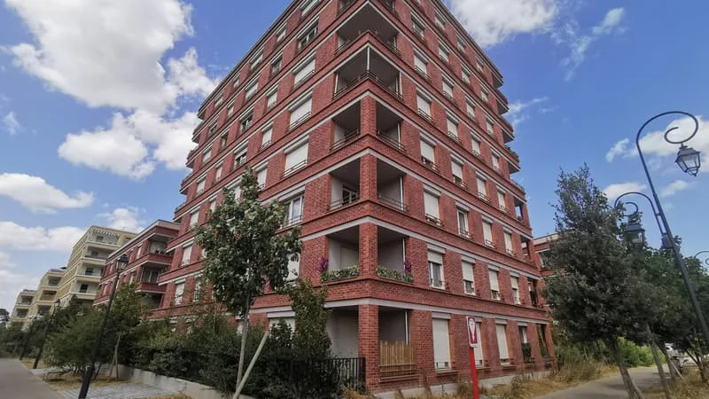 LE GOUVERNEMENT VEUT S’INSPIRER DE CE CHANTIER BOUCLÉ EN 3 ANS AU LIEU DE 10: L’ANCIEN VILLAGE DES MÉDIAS DES JEUX DE PARIS A ÉTÉ CONVERTI EN 950 LOGEMENTS (ET 600 SUPPLÉMENTAIRES ARRIVENT)