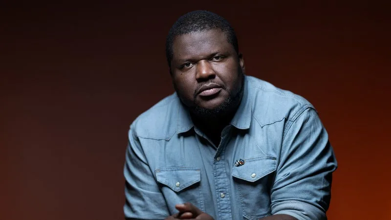 « DES ERREURS INACCEPTABLES »: THÉLYSON ORÉLIEN RECONNAÎT DES PLAGIATS MAIS AFFIRME QU' »AUCUNE PHRASE » DE SON ROMAN « N’A ÉTÉ CRÉÉE » PAR UNE IA