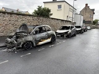 INCENDIES DE VOITURES À SAINT-LÔ : CE QUE L’ON SAIT DE CETTE MYSTÉRIEUSE SÉRIE DE VÉHICULES EN FEU