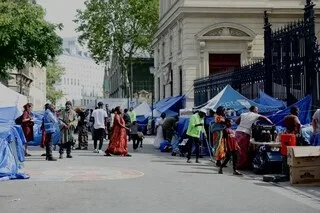 LA VILLE DE PARIS ANNONCE « LA MISE À L’ABRI » DE 253 PERSONNES SUITE À « L’ÉVACUATION DE FORCE » D’UN CAMPEMENT