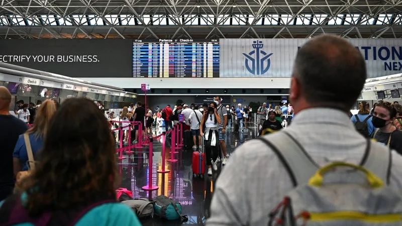VENDREDI NOIR DANS LE CIEL ITALIEN: LE TRAFIC AÉRIEN PERTURBÉ À CAUSE D’UN PROBLÈME DE TRANSMISSION DE DONNÉES ET D’UNE GRÈVE CHEZ EASYJET