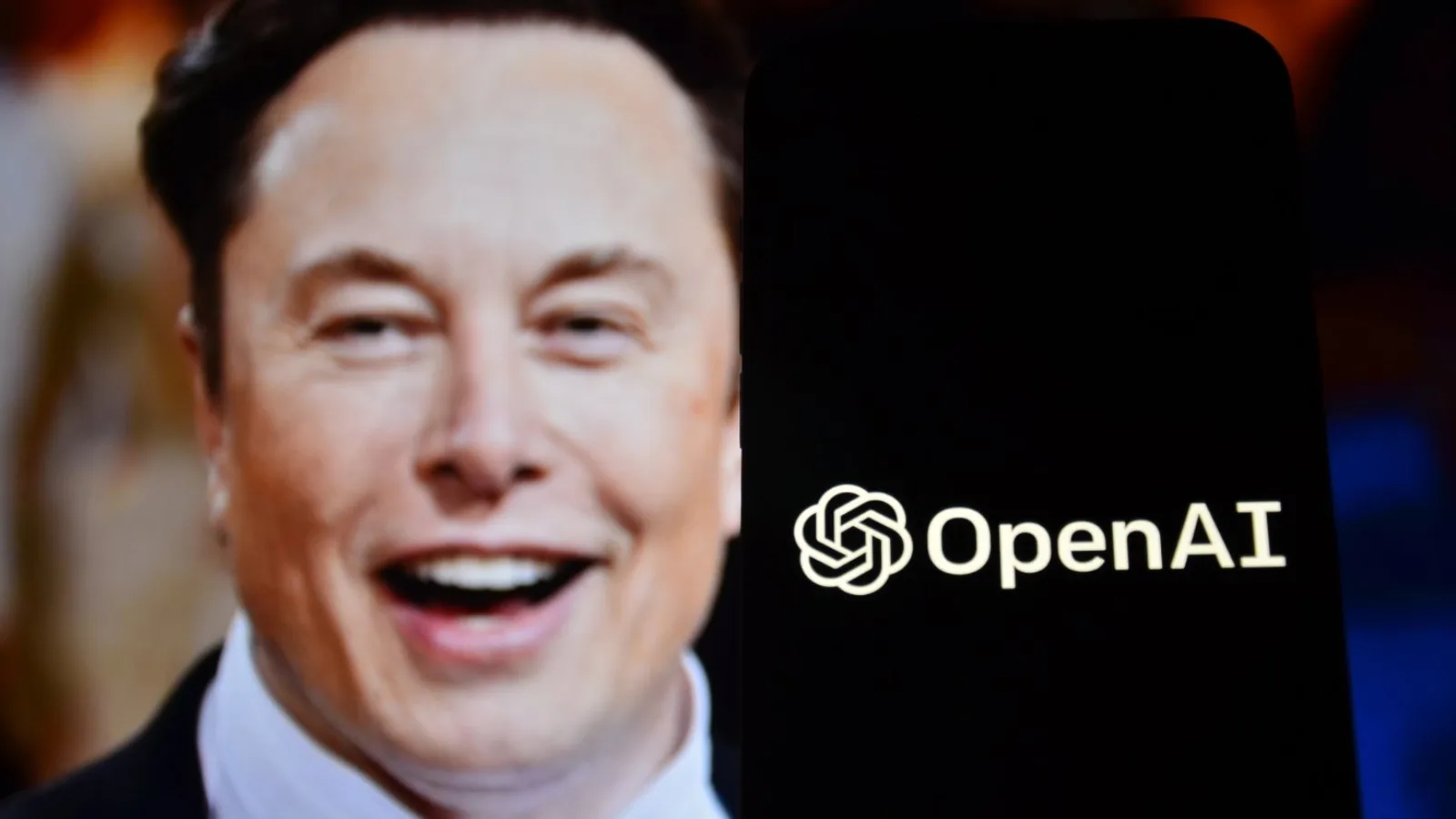 « SCAM ALTMAN » : LA RIVALITÉ ENTRE ELON MUSK ET LE PATRON D’OPENAI TOURNE (ENCORE) À LA COUR DE RÉCRÉ