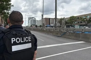 UN AVION ATTERRIT EN URGENCE SUR UNE ROUTE AU CANADA ET PERCUTE UNE VOITURE : UNE PERSONNE TUÉE