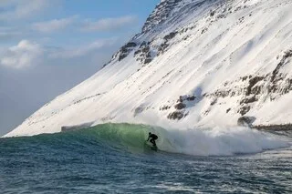 « C’ÉTAIT MAGIQUE, L’AMBIANCE ÉTAIT EXTRAORDINAIRE » : CE JEUNE CHAMPION BRETON A SURFÉ PRÈS DU CERCLE POLAIRE