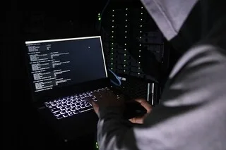 « ON TOURNE EN ROND » : UNE CYBERATTAQUE CONTRE L’ÉDUCATION NATIONALE PERTURBE LA RENTRÉE DES CHEFS D’ÉTABLISSEMENTS