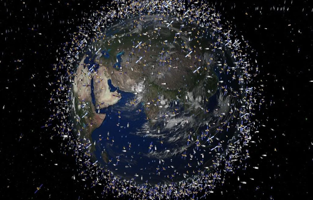 DÉBRIS SPATIAUX : LE SOLEIL ACCÉLÈRE LEUR CHUTE VERS LA TERRE