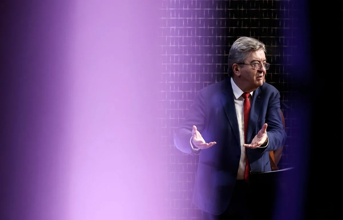 PRÉSIDENTIELLE 2027 : « LE RESTE LUI PASSE AU-DESSUS DE LA TÊTE »… MÉLENCHON ALLUME GLUCKSMANN ET LE PLACE SOUS MACRON