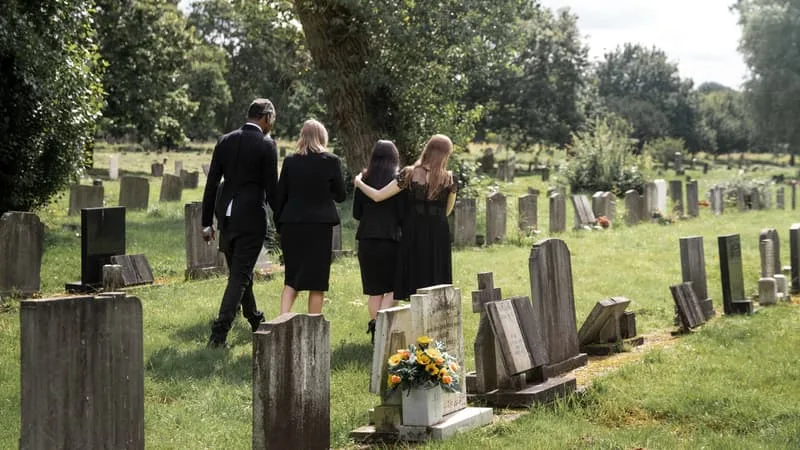 « TAXE SUR LA MORT »: ALORS QU’ILS AVAIENT ÉTÉ SUPPRIMÉS, LES FRAIS BANCAIRES DE SUCCESSION SUR LA MORT D’UN ENFANT SONT RÉINTRODUITS