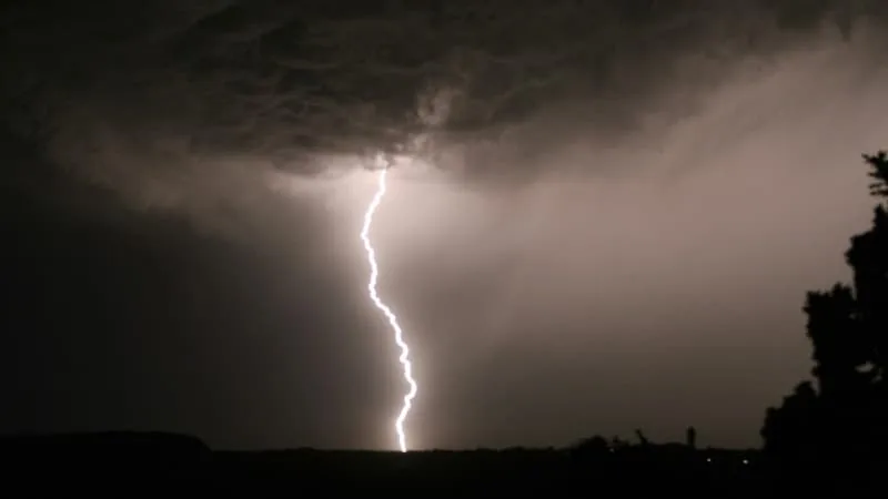 « PLUIES INTENSES », « RISQUE DE GRÊLE », « FORTES RAFALES: DE NOUVEAUX ORAGES ATTENDUS CE LUNDI