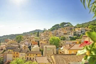 CAPITALE VAROISE DU MIMOSA, CETTE COMMUNE EST LE « VILLAGE PRÉFÉRÉ DES FRANÇAIS » EN 2026