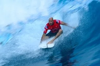 VIDÉO. LA PERFORMANCE EXCEPTIONNELLE DE LA LÉGENDE DU SURF KELLY SLATER FACE À GABRIEL MEDINA LORS DE LA TAHITI PRO