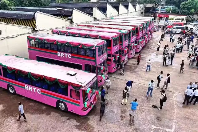 FACE À L’INSÉCURITÉ DANS LES TRANSPORTS, LE BANGLADESH CRÉE DES “BUS ROSES” RÉSERVÉS AUX FEMMES